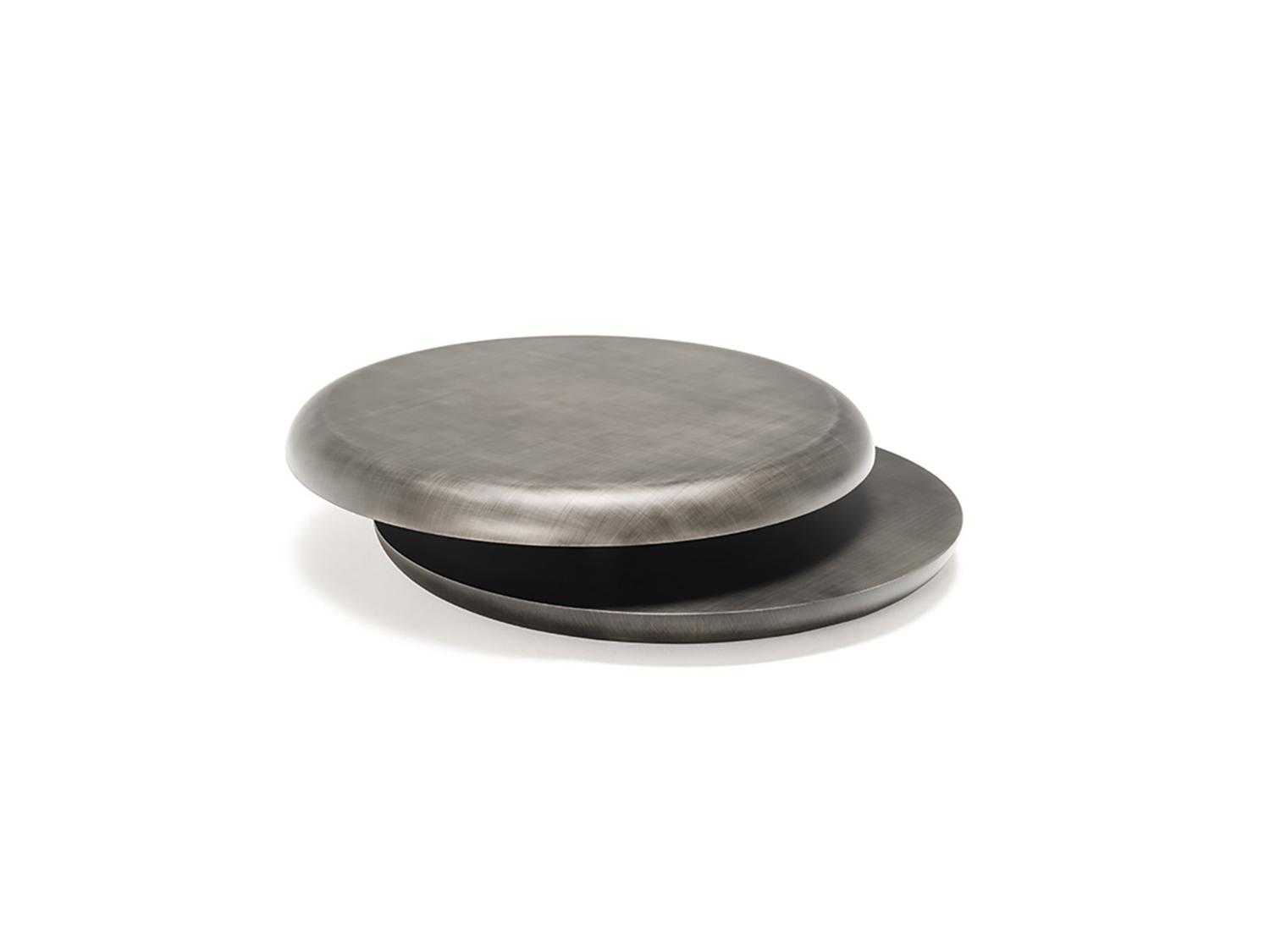 Il tavolino con piano girevole Yo-yo di Cattelan nella finitura brushed bronze