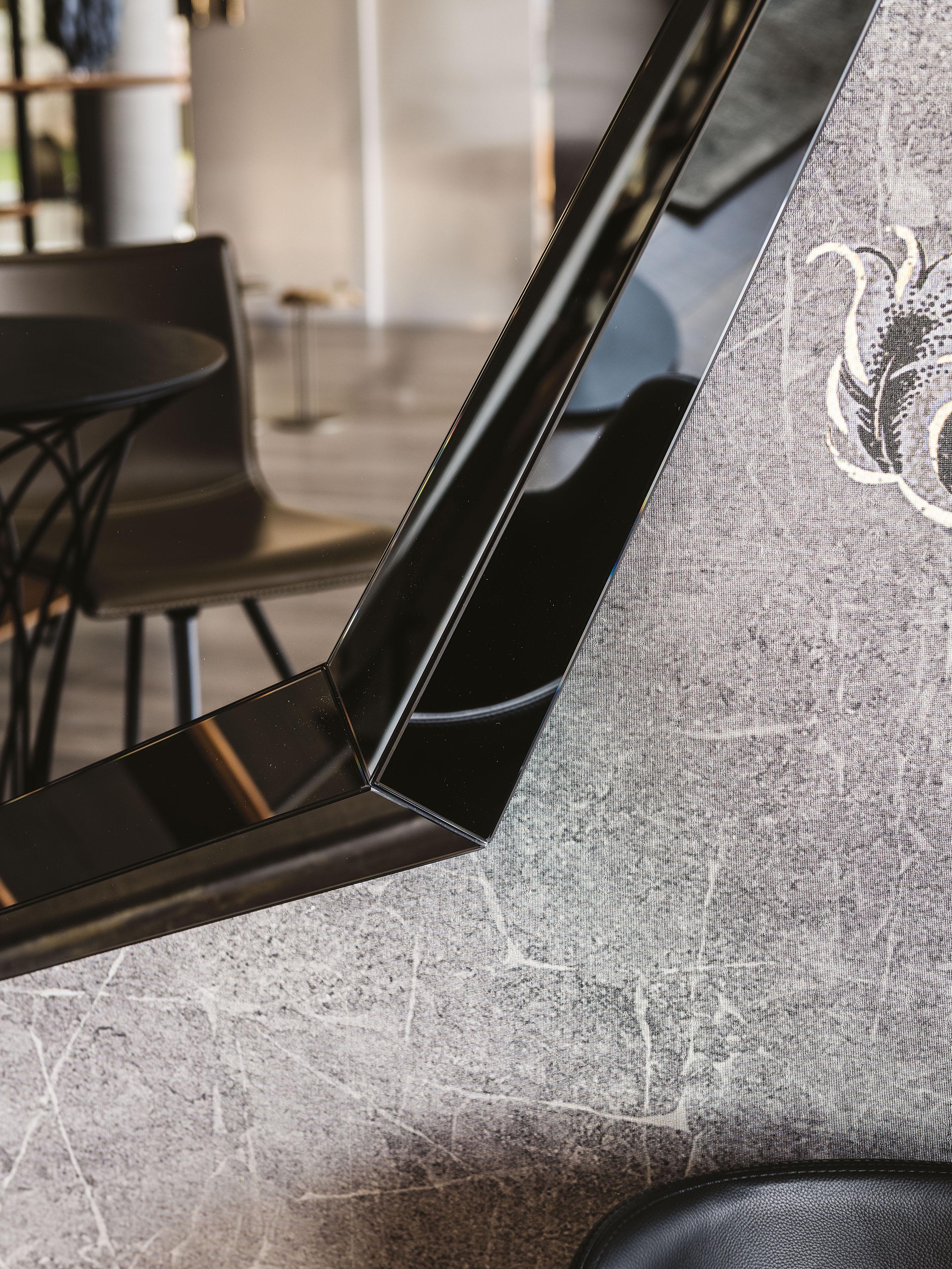 Dettaglio della cornice poligonale specchiata in finitura fumé