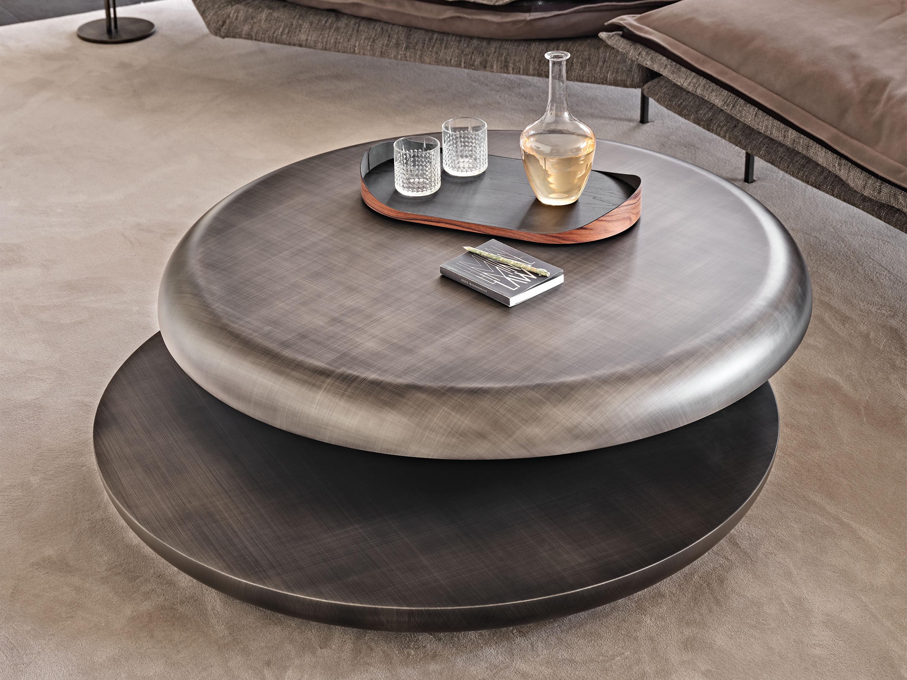 Tavolino con piano girevole Yo-yo di Cattelan in laccato opaco brushed bronze