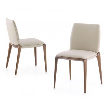 Sedia imbottita con gambe in legno massello Midday outlet con rivestimento in pelle