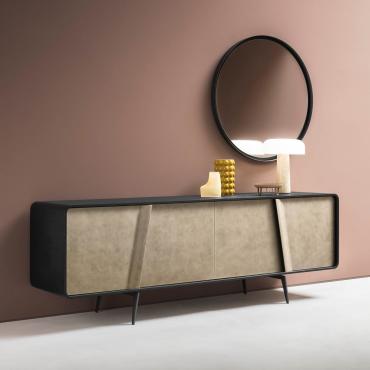 Credenza laccata di design Connie con ante battenti dal taglio inclinato