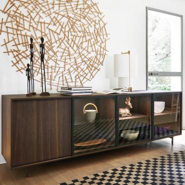 Credenza da soggiorno in legno e vetro Virginia, basamento con piedini cilindrici in metallo