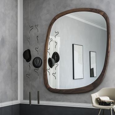 Specchio sagomato con cornice in legno Janeiro di Cattelan nella dimensione cm 120 x 110