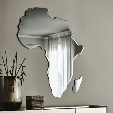 Africa di Cattelan, specchio di design a forma di Africa in cristallo specchiato