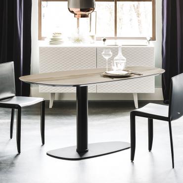 Tavolo moderno sagomato in ceramica Ipanema di Cattelan con piano in finitura pietra Keramik Marmo Golden Calacatta Opaco