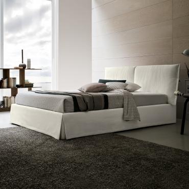 Letto imbottito minimal con gonna Degu dal design moderno e lineare