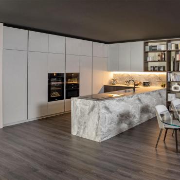 Klab 01 outlet cucina a ferro di cavallo con rivestimento effetto marmo e moderna libreria a parete 