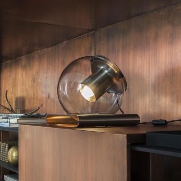 Lampada da tavolo a sfera in vetro The Globe di Oluce