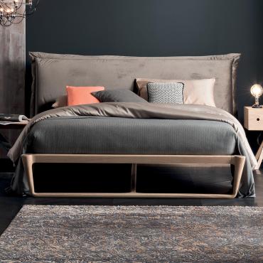 Letto in legno con grande testiera imbottita Domingo