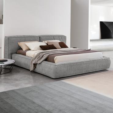 Letto imbottito in soffice piuma Fluff di Bonaldo, disponibile anche con box contenitore