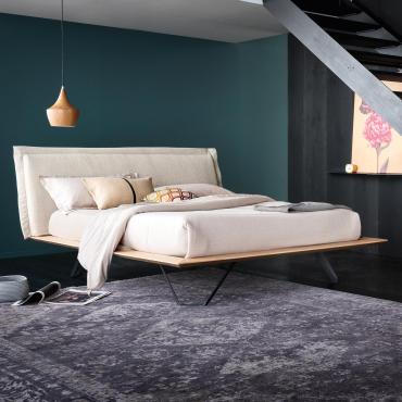 Letto in legno con piedini alti in metallo Miguel