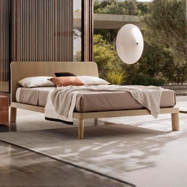 Letto matrimoniale con gambe in legno Stirling