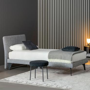 Letto singolo con piedini alti True Dream Tonight di Bonaldo con giroletto modello Dream On