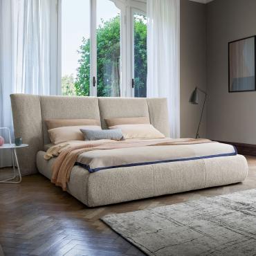 Letto matrimoniale con testiera soffice Youniverse di Bonaldo impreziosito da cuciture verticali