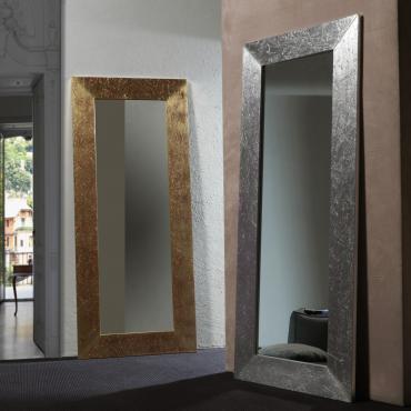 Specchio con cornice in foglia argento Away