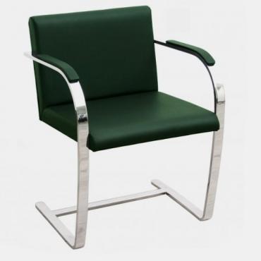 Sedia Brno Chair disegnata da Mies Van der Rohe nel modello con struttura in metallo a sezione rettangolare