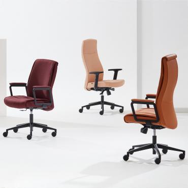 Sedia da ufficio ergonomica e girevole Maeva dotata di braccioli fissi in alluminio con appoggio in poliuretano