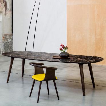 Tavolo da soggiorno a 4 gambe in legno massello Leander