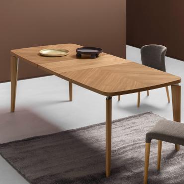 Tavolo moderno in legno Nelja con lavorazione d'ebanisteria del piano
