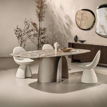 Tavolo di design con base in metallo Quentin