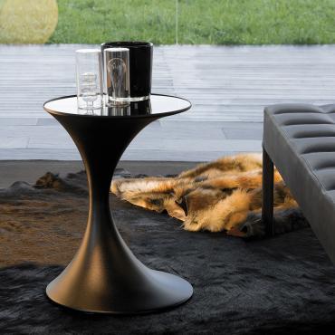 Tavolino in metallo cromato con piano in vetro verniciato nero.