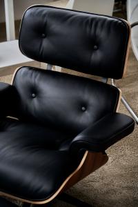 Poltrona Eames, replica ispirata al design di Charles Eames, in pelle e legno