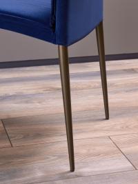 Dettaglio delle gambe in metallo verniciato a vista nella finitura Bronzo