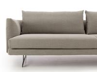 Dettaglio delle proporzioni armoniose tra seduta, schienali, bracciolo sagomato e piedini alti in metallo del divano Jude