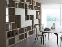 Libreria bifacciale a ponte Aliant 06, personalizzabile per materiali e finiture per coordinarsi perfettamente con l'ambiente circostante