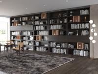 Libreria modulare a parete con vetrine Aliant p.41,6, configurabile anche a tutta altezza per una parete imponente e funzionale