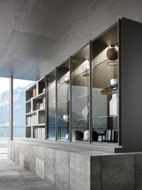 Libreria modulare a parete con vetrine Aliant 07 con ante in vetro cristallo, una soluzione elegante per non appesantire la composizione senza rinunciare a un elemento battente