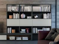 Libreria modulare a parete con vetrine Aliant p.41,6 in abbinamento a un mobile porta-tv Plan