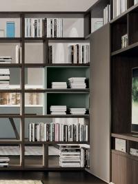 Libreria modulare a parete con vetrine Aliant p.41,6 abbinata a una composizione bifacciale, che ne condivide dimensioni, finiture e accessori