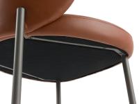 Dettaglio di struttura e seduta della sedia Rakel, con gambe sottili in metallo laccato