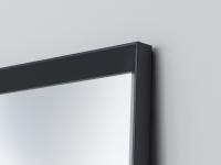 Dettagli della cornice Plain, una delle tre disponibili sullo specchio Tema. Qui proposta in finitura laccato nero.