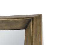 Dettagli della cornice Wide, una delle tre disponibili sullo specchio Tema. Qui proposta in finitura metallo bronzato