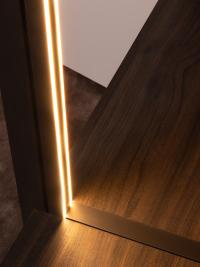 Fianco divisorio in metallo, disponibile anche con illuminazione LED opzionale. Una funzionale ed elegante luce per illuminare gli interni