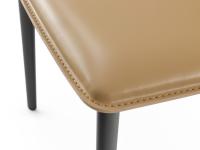 Particolare del sedile a saponetta imbottito per aumentare il comfort di seduta