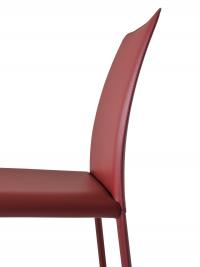 Dettaglio dello schienale inclinato della sedia Keilir