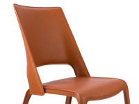 Particolare dello schienale curvato e avvolgente della sedia Madera