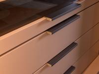 Dettaglio della finitura decor laccato opaco e delle maniglie delle cassettiere in metallo verniciato moka shine