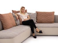 Proporzioni di seduta in corrispondenza dell'angolo del divano con cuscini in piuma