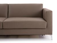 Proporzioni di cuscinature e bracciolo del divano letto Damian con rivestimento in pelle Panama