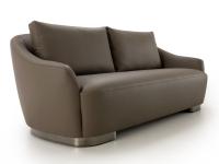 Particolare del divano Osaka con struttura monoscocca e base in metallo cromo nero