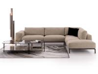 Elegante divano ideale come protagonista a centro stanza di salotti moderni e raffinati