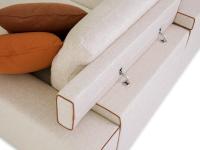 Particolare della mensola reclinabile indipendente per ogni elemento del divano