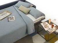 Particolare del senso di dormita trasversale del divano trasformato in letto
