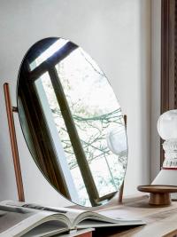 Dettaglio dello specchio orientabile della toeletta Coseno di Bonaldo
