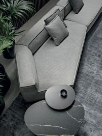 Uno degli elementi semiangolari del divano Peanut BX, un modulo liberamente coordinabile a elementi centrali, penisole o pouf