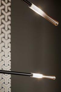 Dettaglio del paralume in vetro color ambra sfumato che caratterizza il lampadario Crossroad di Bonaldo